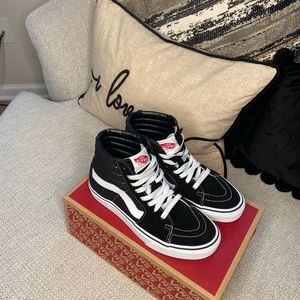 Womens high top vans. Size 6.5 colors are black and white.